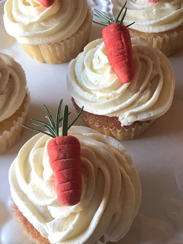 Vanilla Cupcakes with Carrot Toppers