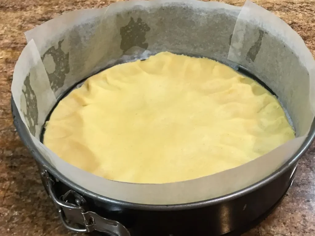 Mürbeteig base pressed into springform pan