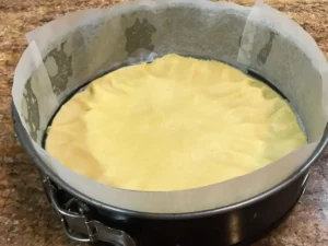 Mürbeteig base pressed into springform pan