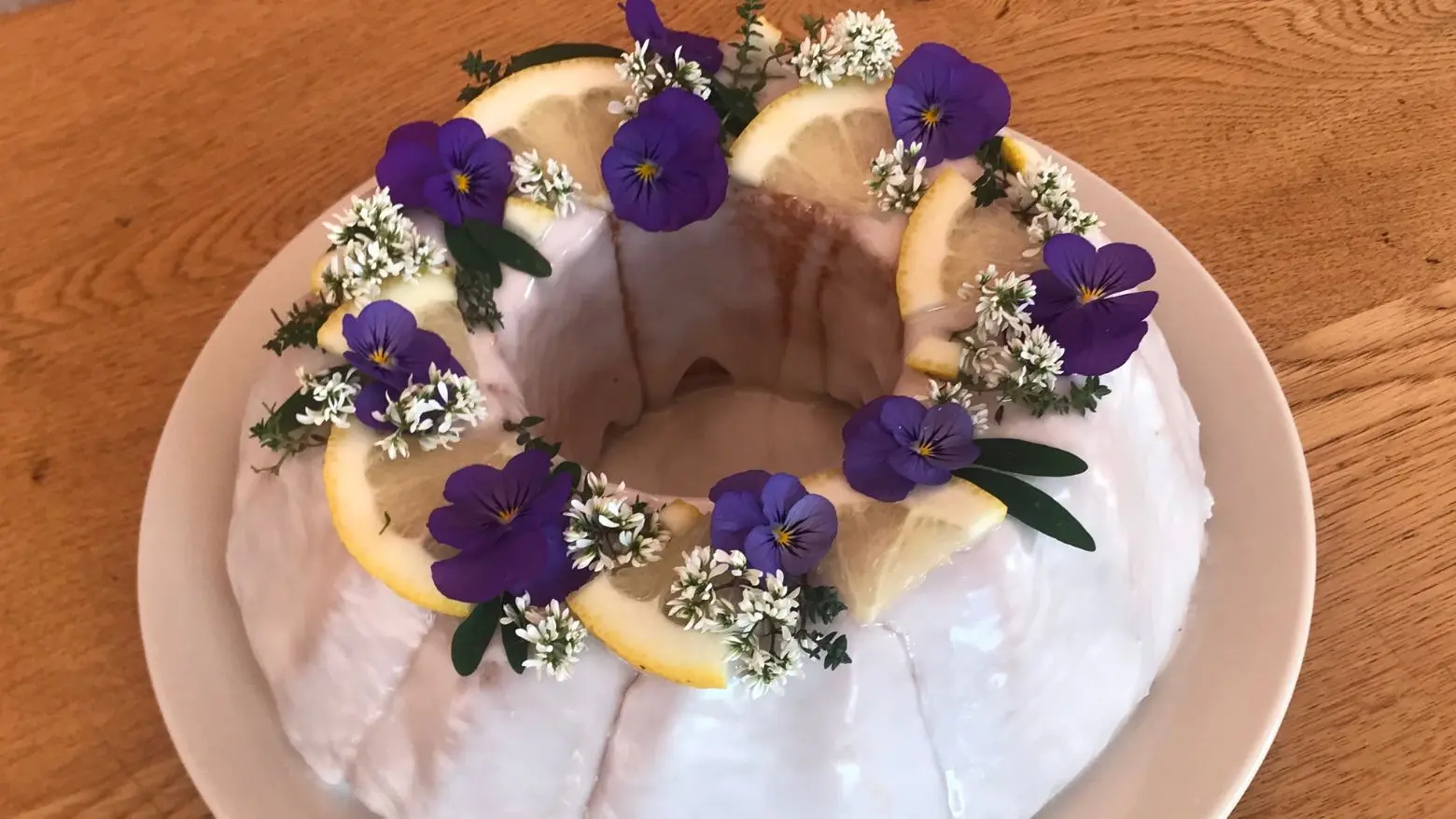 Yoghurt cake with lemon glaze