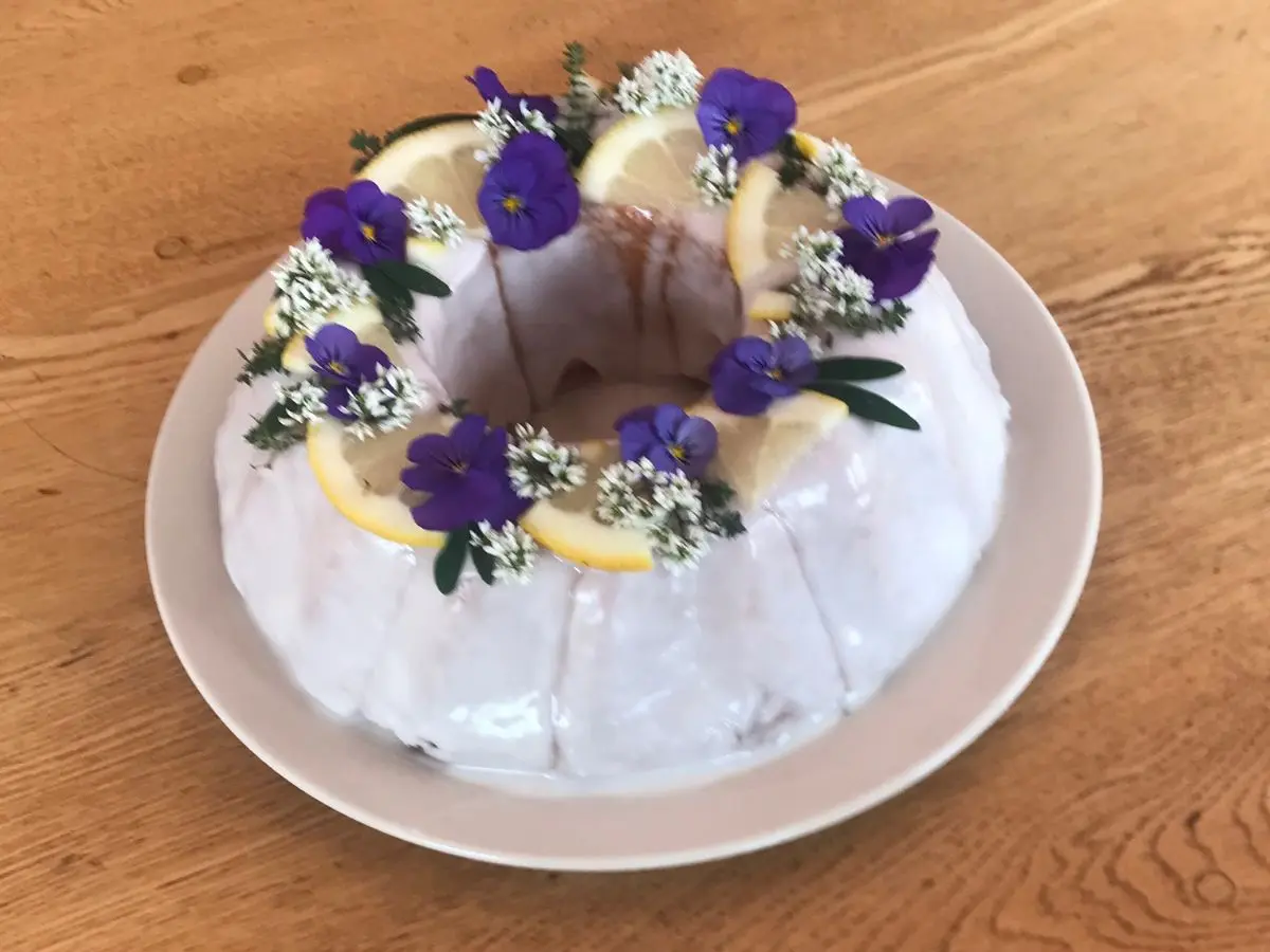 Yoghurt cake with lemon glaze
