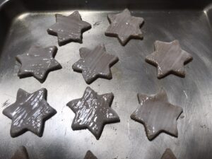 Zimtsterne - Brush a thin layer of glaze onto each Star