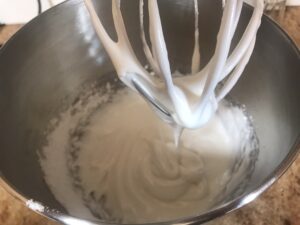 Zimtsterne - Gradually add icing sugar
