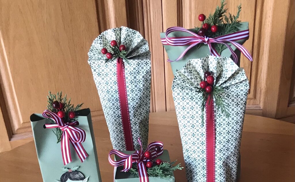 DIY Bottle Gift Wrapping - Wrapped christmas Presents