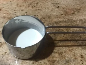 Mixing cornstarch with cold water to thicken German red cabbage