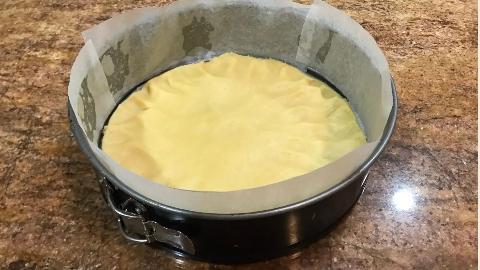 Mürbeteig base pressed into springform pan