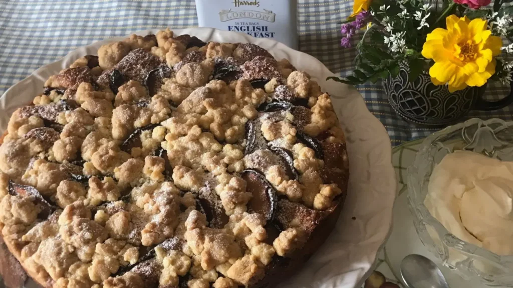 Pflaumenkuchen mit Streuseln dusted with powdered sugar