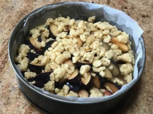 UnbakedPflaumenkuchen mit Streuseln in tins