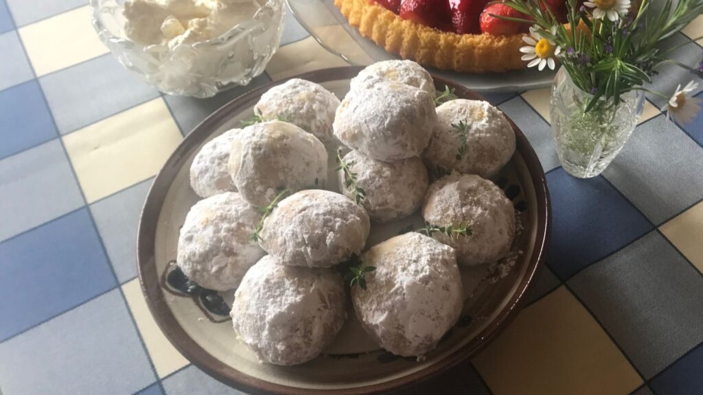 Finished Pecan Balls dusted with icing sugar
