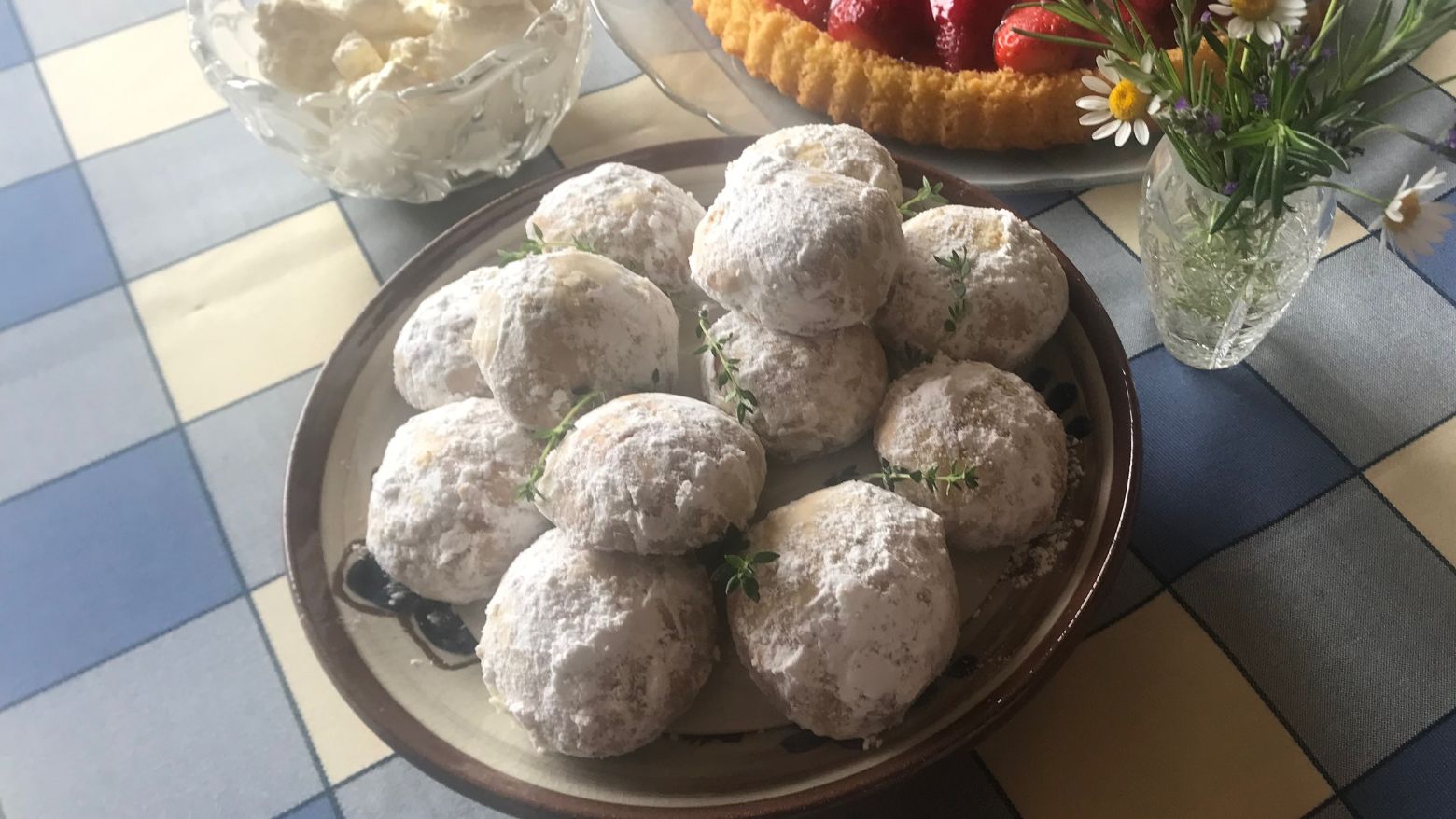 Finished Pecan Balls dusted with icing sugar
