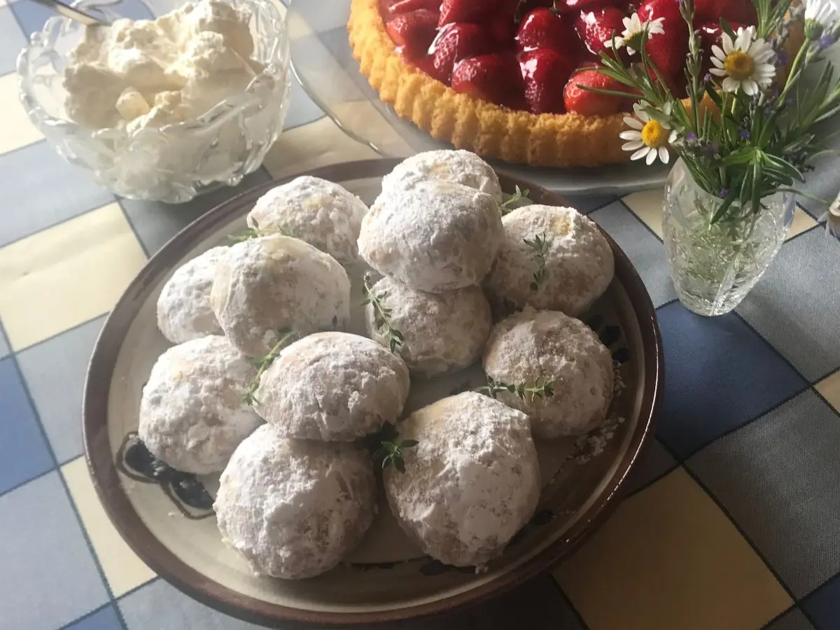 Finished Pecan Balls dusted with icing sugar